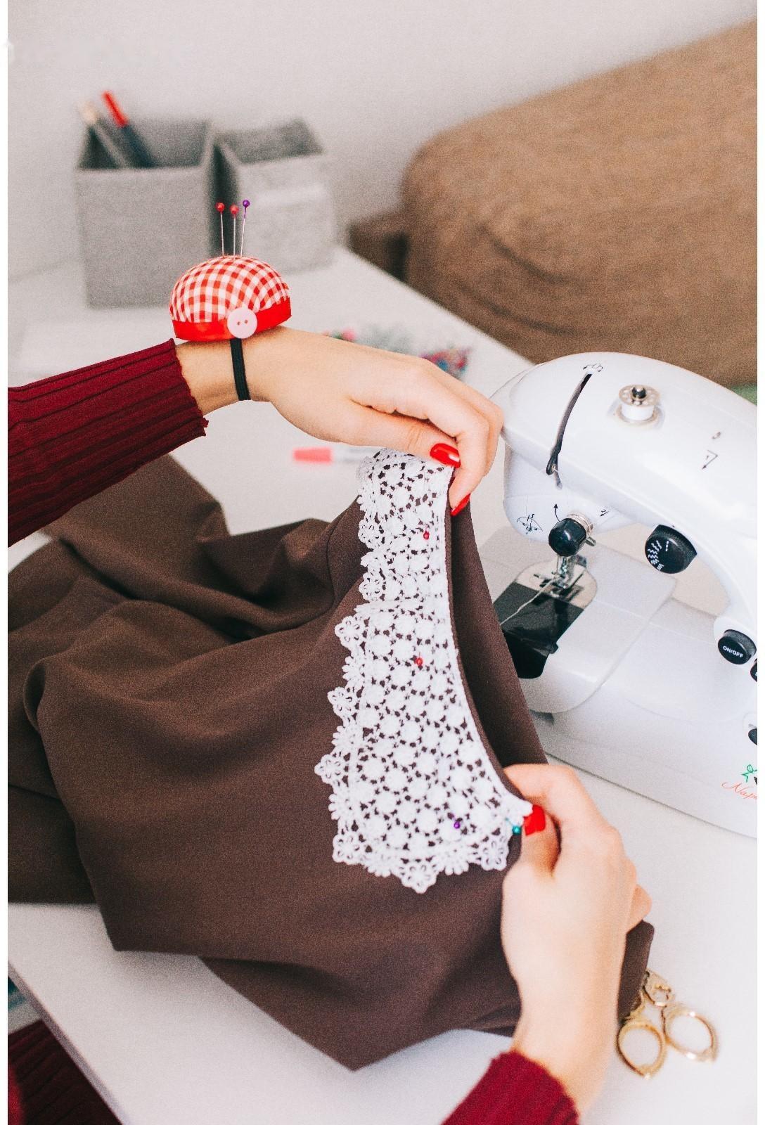 Игольница на руку «Клетка», d = 6 см, цвет красный/белый