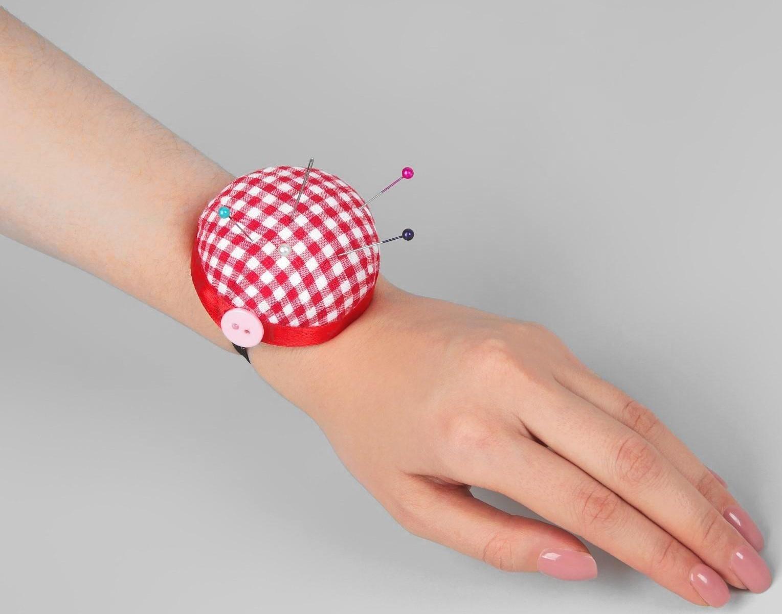 Игольница на руку «Клетка», d = 6 см, цвет красный/белый
