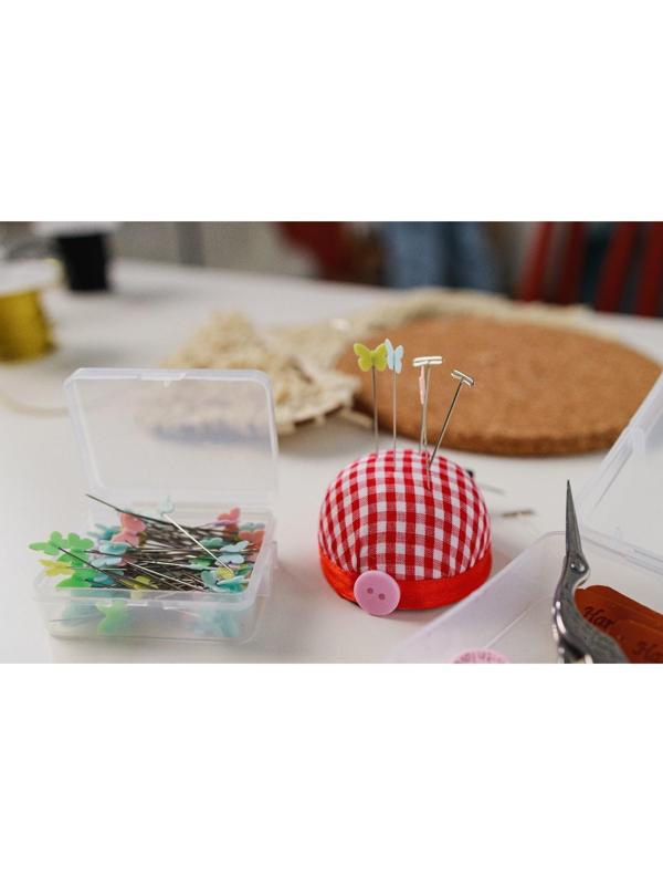 Игольница на руку «Клетка», d = 6 см, цвет красный/белый