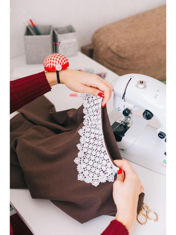 Игольница на руку «Клетка», d = 6 см, цвет красный/белый