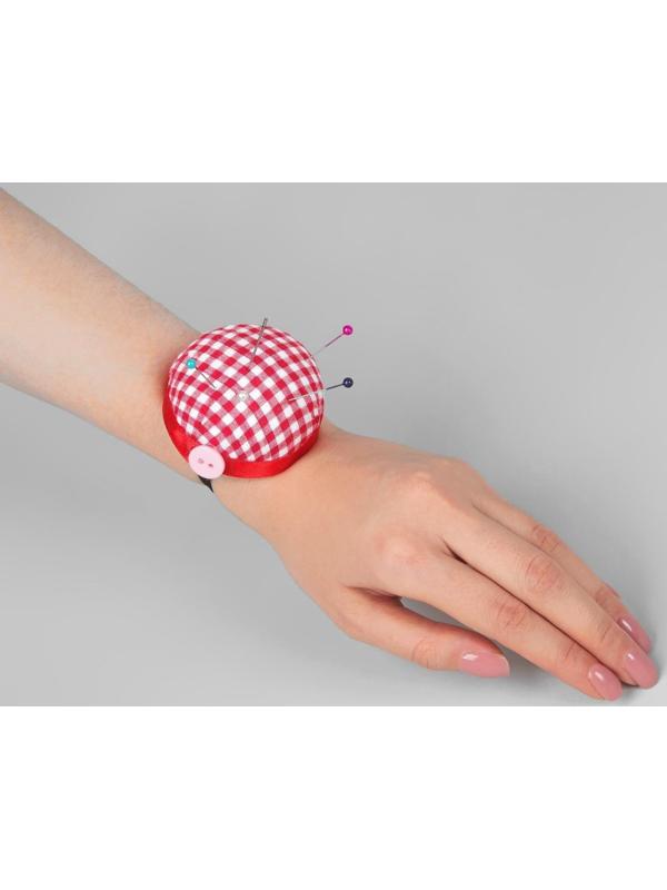 Игольница на руку «Клетка», d = 6 см, цвет красный/белый