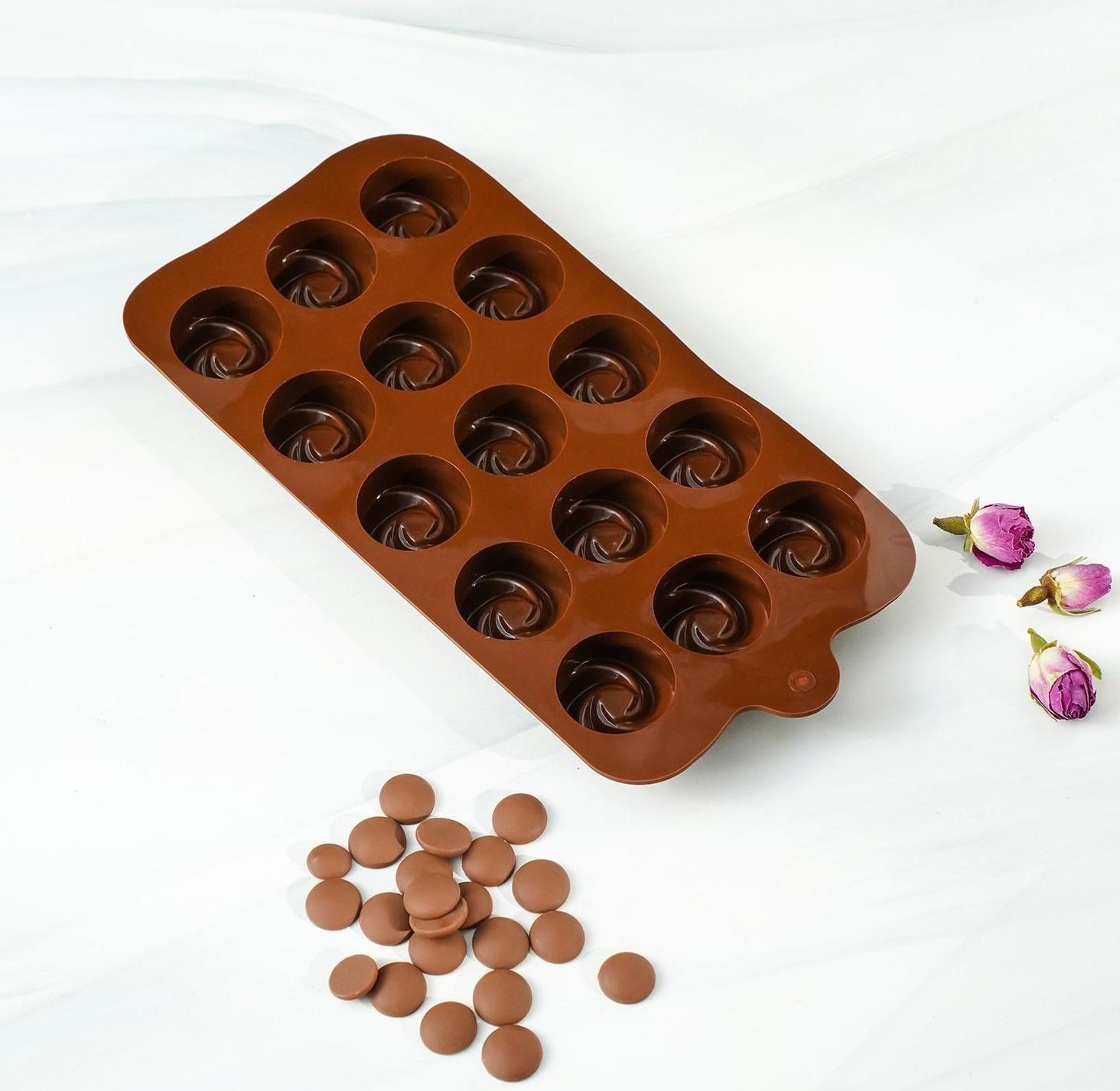Форма для льда и кондитерских украшений Доляна «Завиток», 21,5×11,5 см, 15 ячеек (d=2,8 см), цвет шоколадный