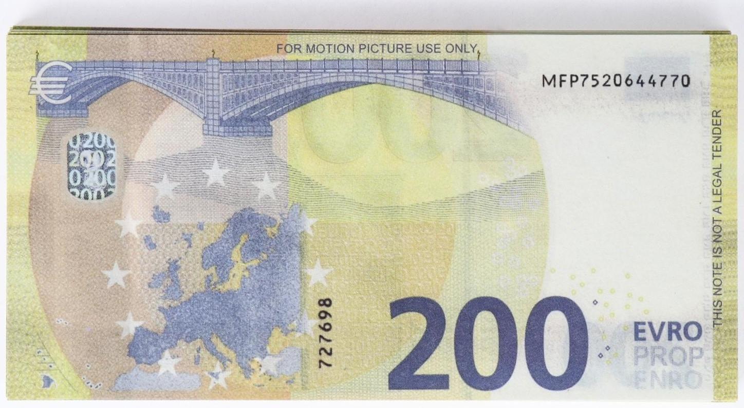 Пачка купюр 200 евро