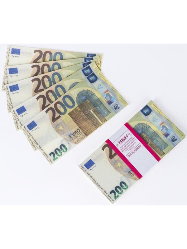 Пачка купюр 200 евро