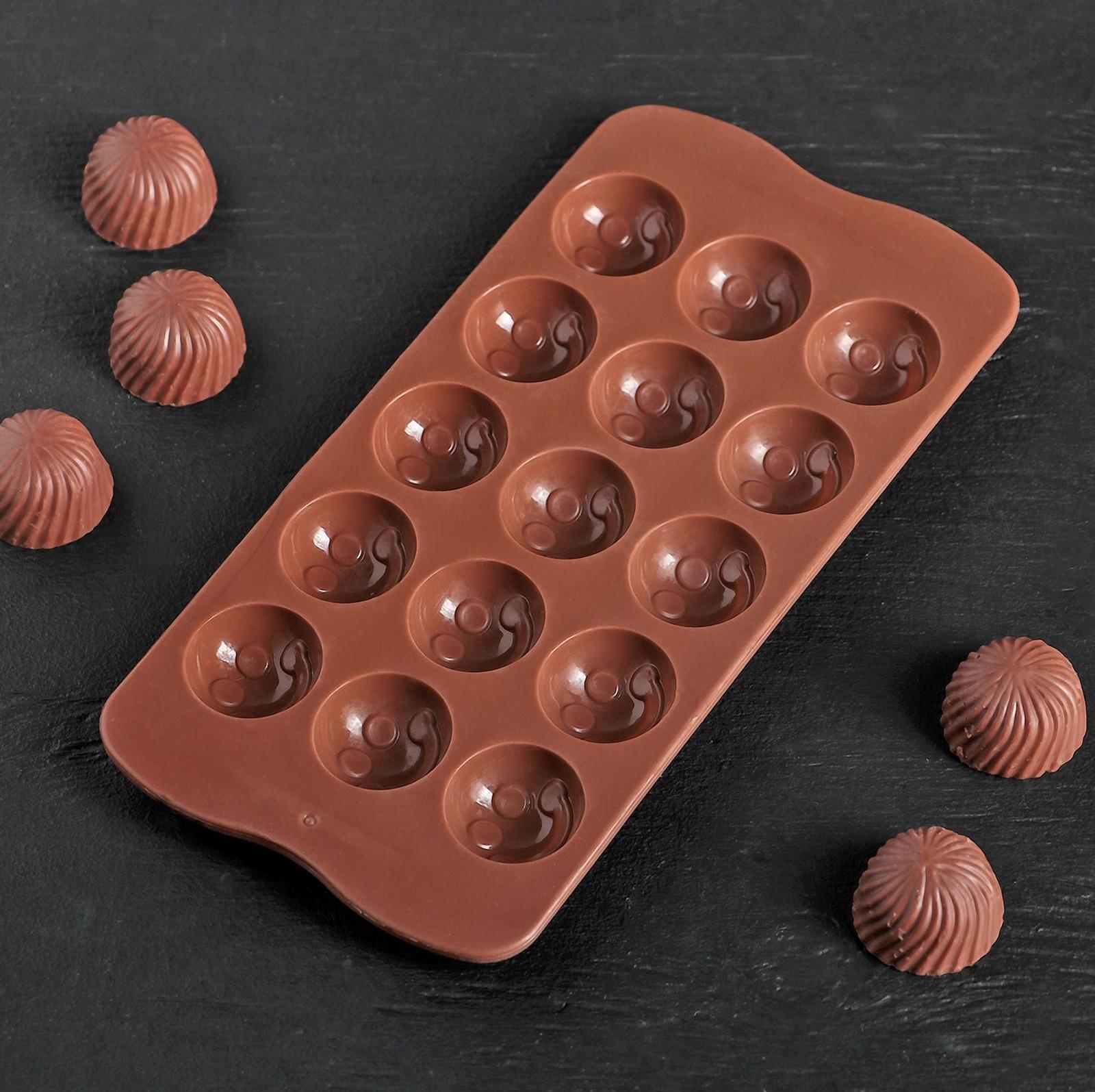 Форма для льда и кондитерских украшений Доляна «Шарик смайл», 20×10 см, 15 ячеек, цвет шоколадный