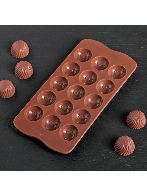 Форма для льда и кондитерских украшений Доляна «Шарик смайл», 20×10 см, 15 ячеек, цвет шоколадный