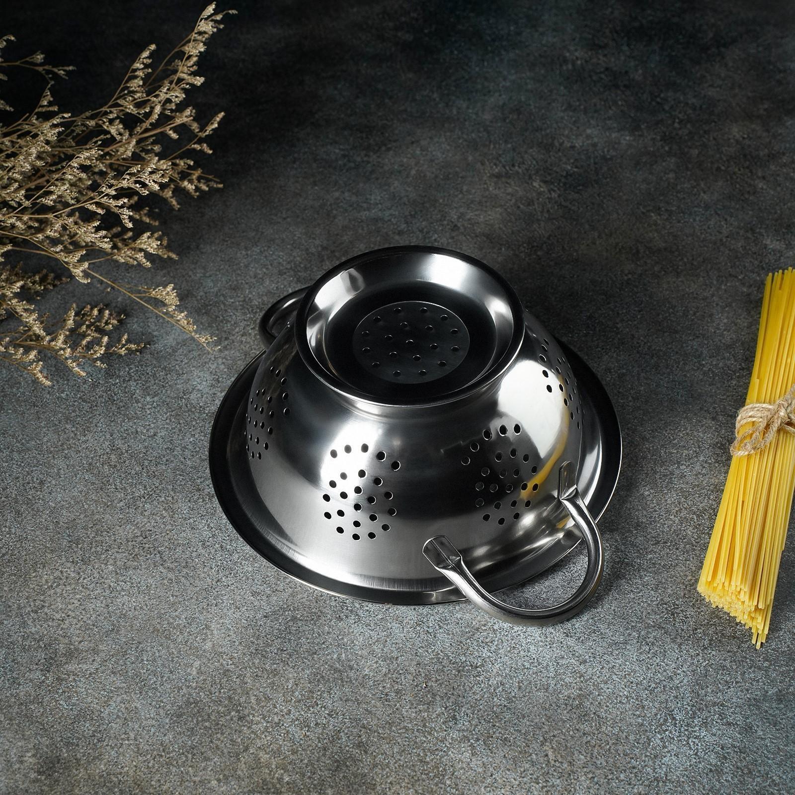 Дуршлаг из нержавеющей стали Доляна, d=22 см, на ножке, две ручки