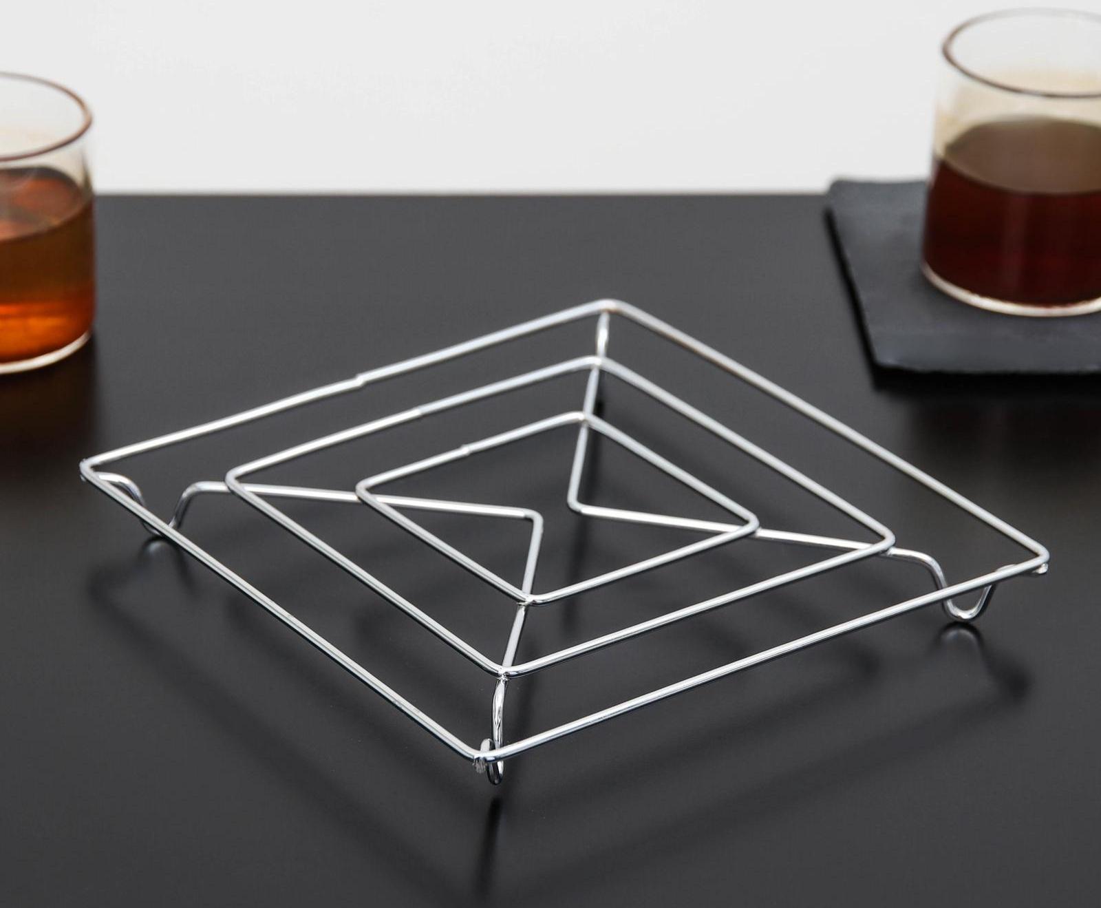 Подставка под горячее на ножках Доляна «Квадрат», 14×14×2 см, цвет хром