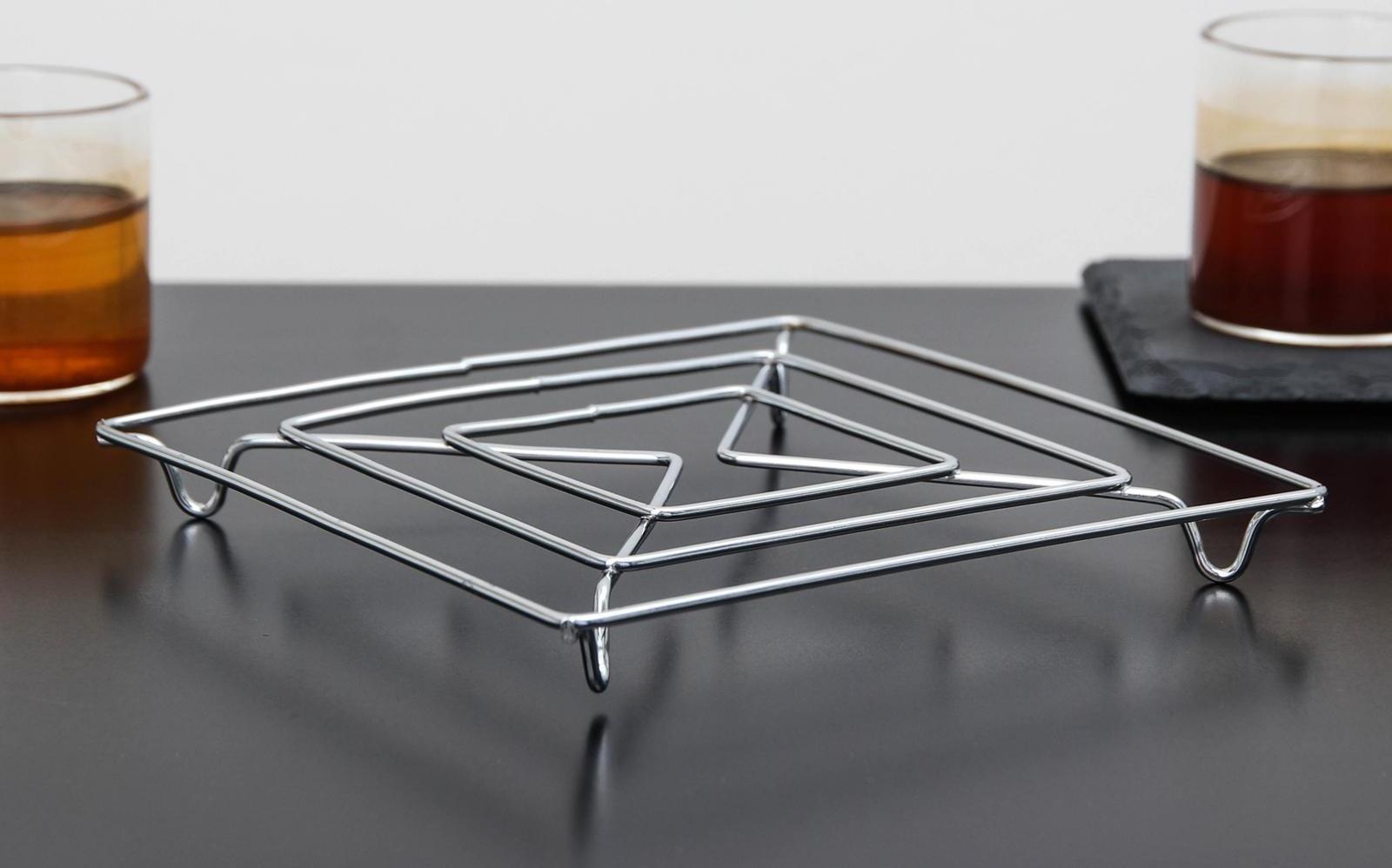 Подставка под горячее на ножках Доляна «Квадрат», 14×14×2 см, цвет хром