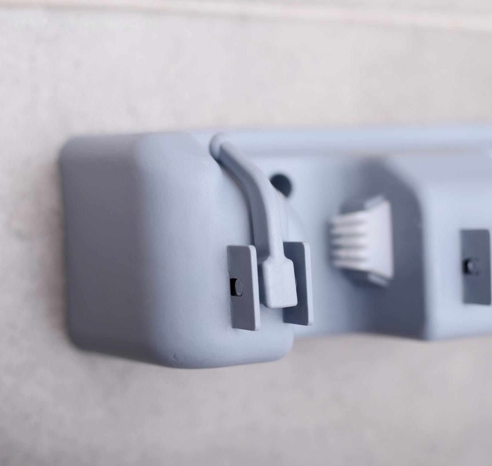 Держатель для уборочного инвентаря с крючками, 26×6×10 см, цвет серый