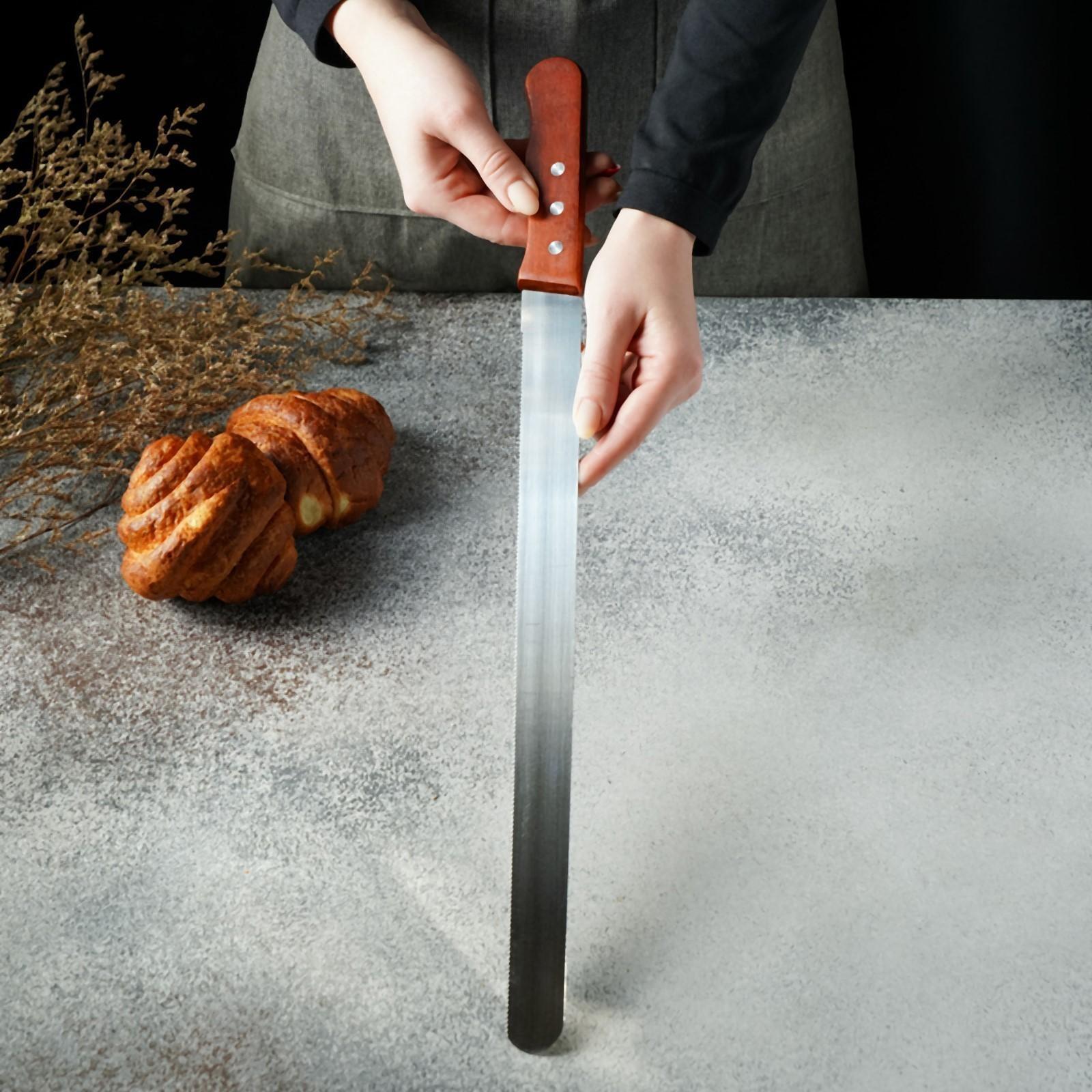 Нож для бисквита мелкие зубцы, рабочая поверхность 35 см, деревянная ручка