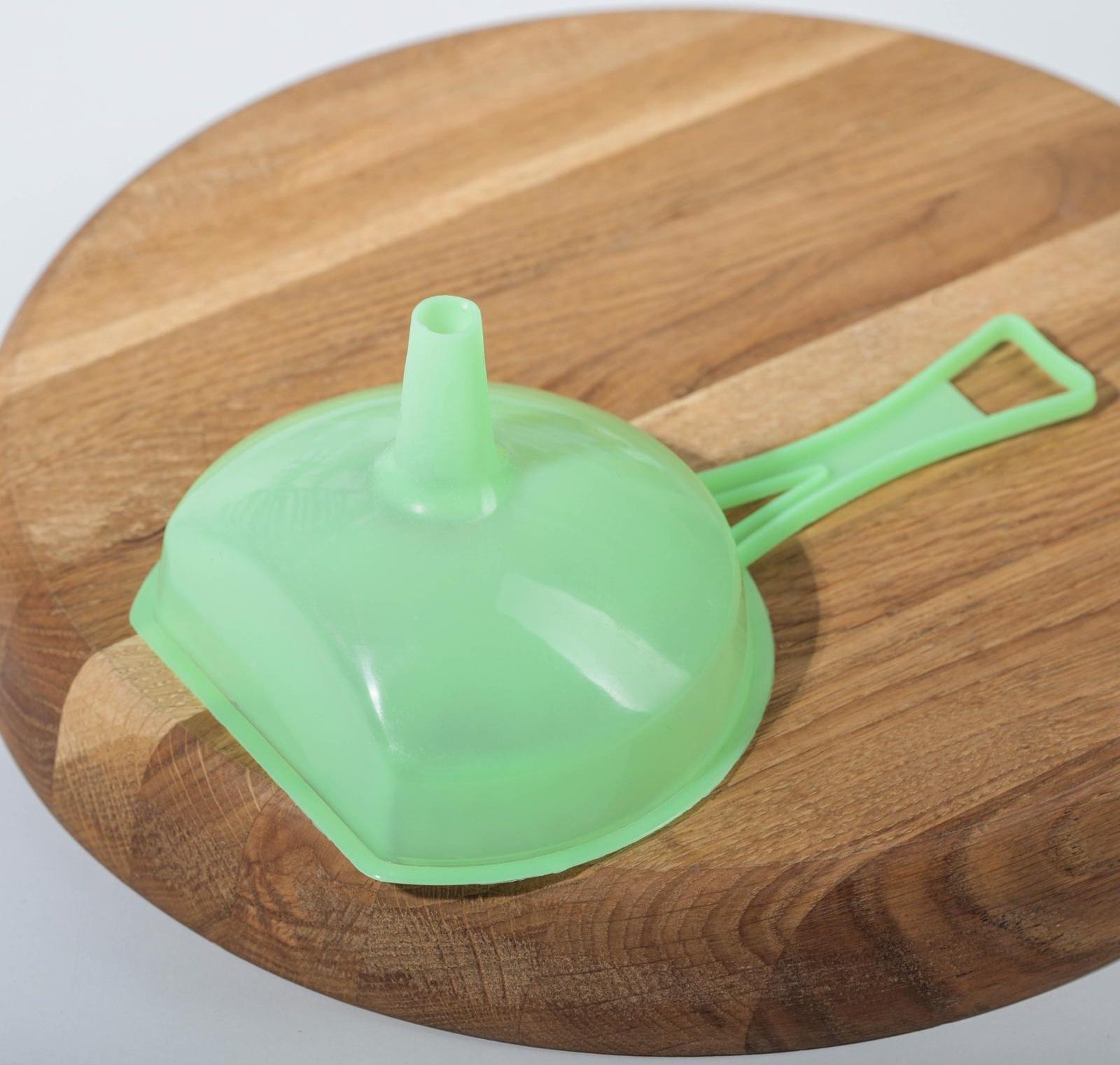 Воронка пластиковая с ручкой, 19×12×9 см, цвет МИКС