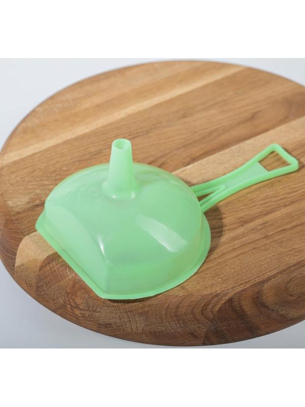 Воронка пластиковая с ручкой, 19×12×9 см, цвет МИКС