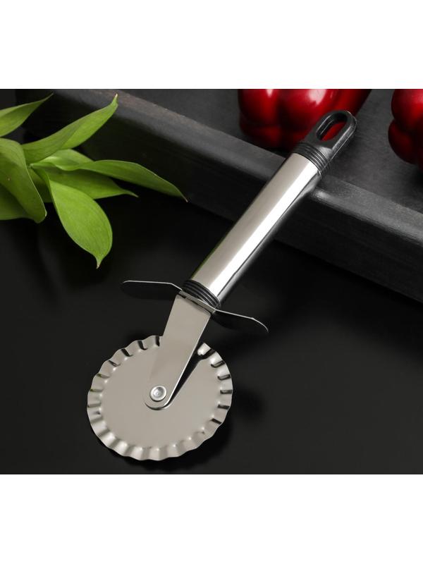 Нож для пиццы и теста Доляна «Помощник», 18 см, ребристый, цвет черный