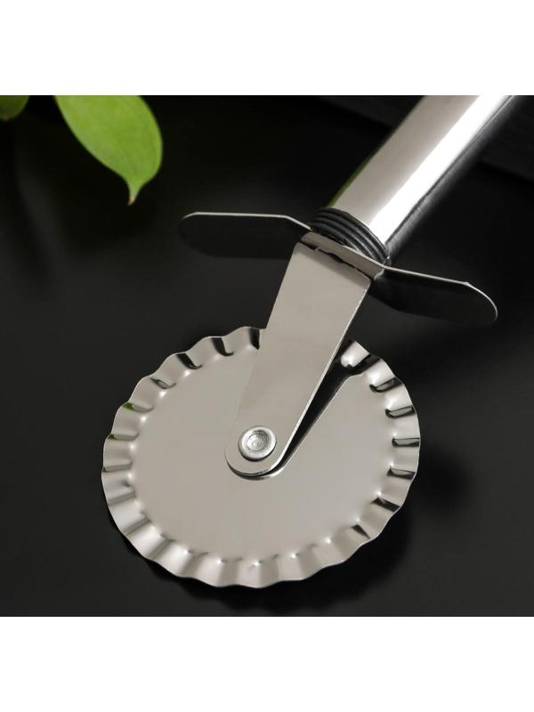 Нож для пиццы и теста Доляна «Помощник», 18 см, ребристый, цвет черный