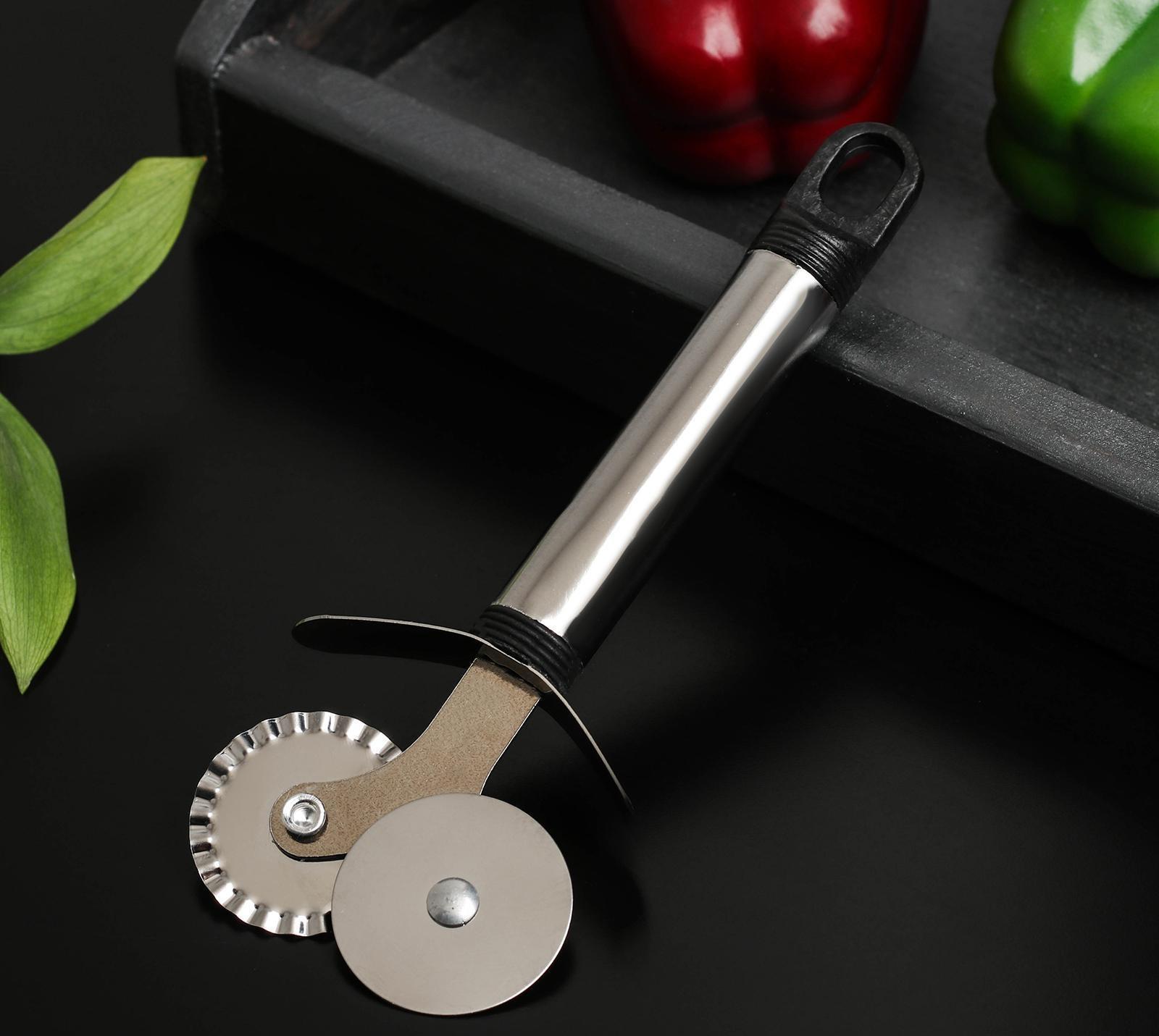 Нож для пиццы и теста Доляна «Помощник», 18 см, двойной, цвет черный