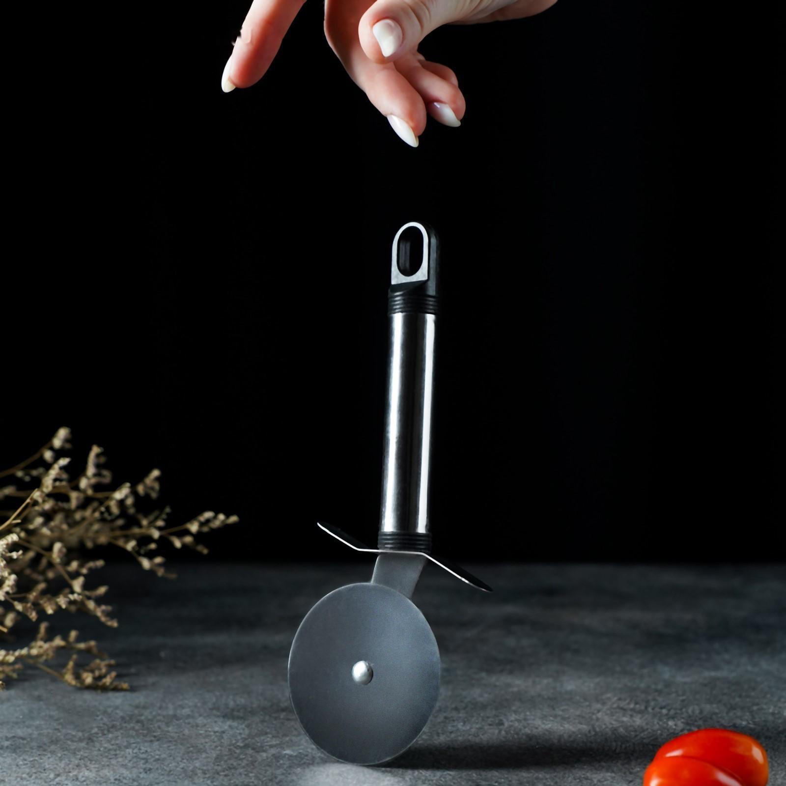 Нож для пиццы и теста Доляна «Помощник», 20 см, цвет черный