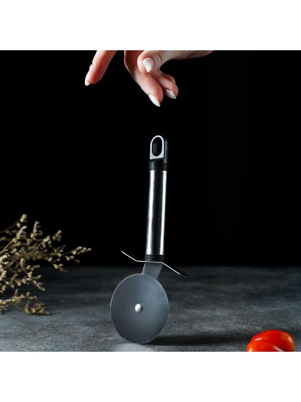 Нож для пиццы и теста Доляна «Помощник», 20 см, цвет черный