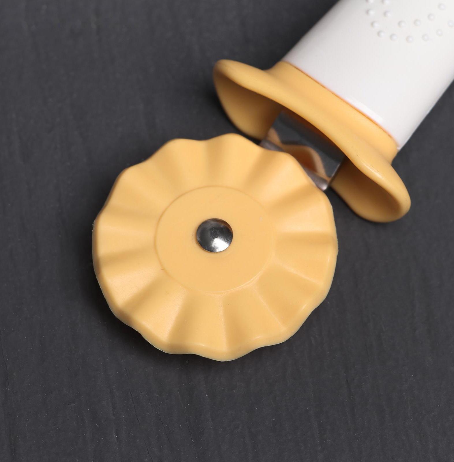 Нож для пиццы и теста Доляна «Ваниль», 17 см, d=4,5 см, толщина 0,5 см