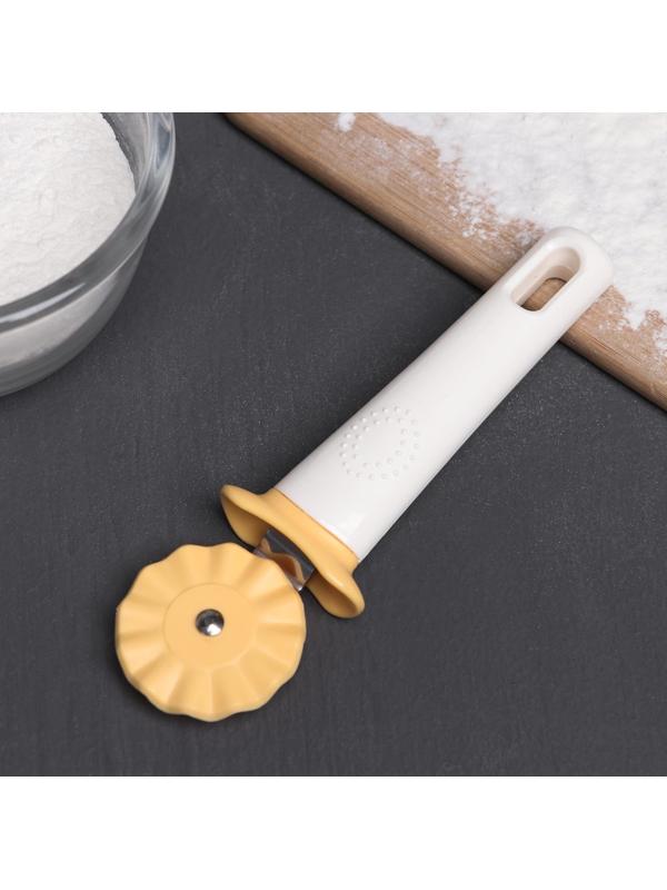 Нож для пиццы и теста Доляна «Ваниль», 17 см, d=4,5 см, толщина 0,5 см