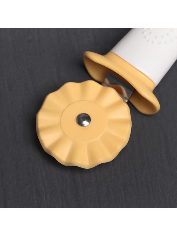 Нож для пиццы и теста Доляна «Ваниль», 17 см, d=4,5 см, толщина 0,5 см