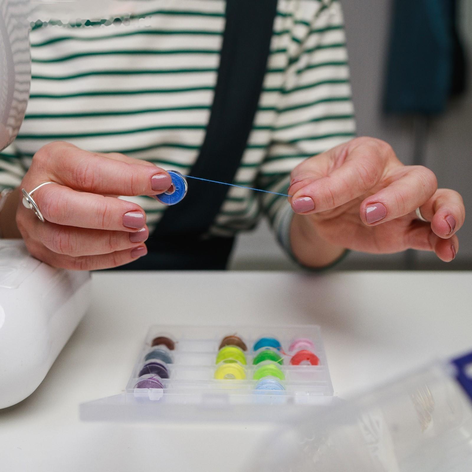 Набор шпулек с нитками в контейнере, d = 20 мм, 25 шт, цвет разноцветный