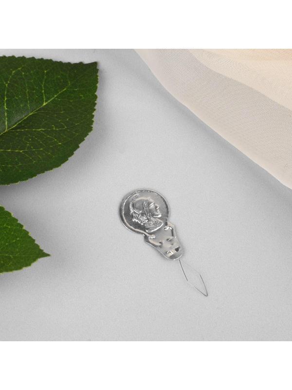 Нитевдеватель металлический, 4,3 × 1,5 см