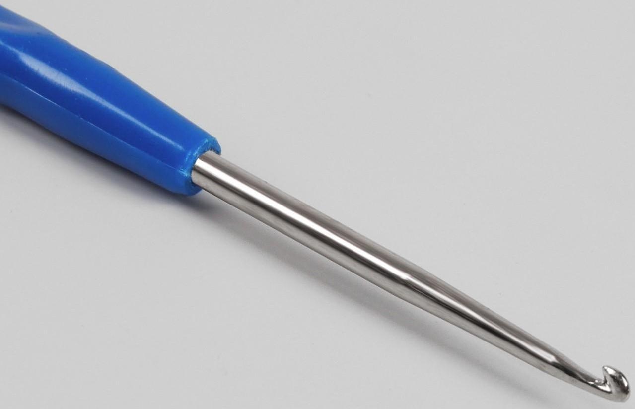 Крючок для вязания, с пластиковой ручкой, d = 2 мм, 13,5 см, цвет синий