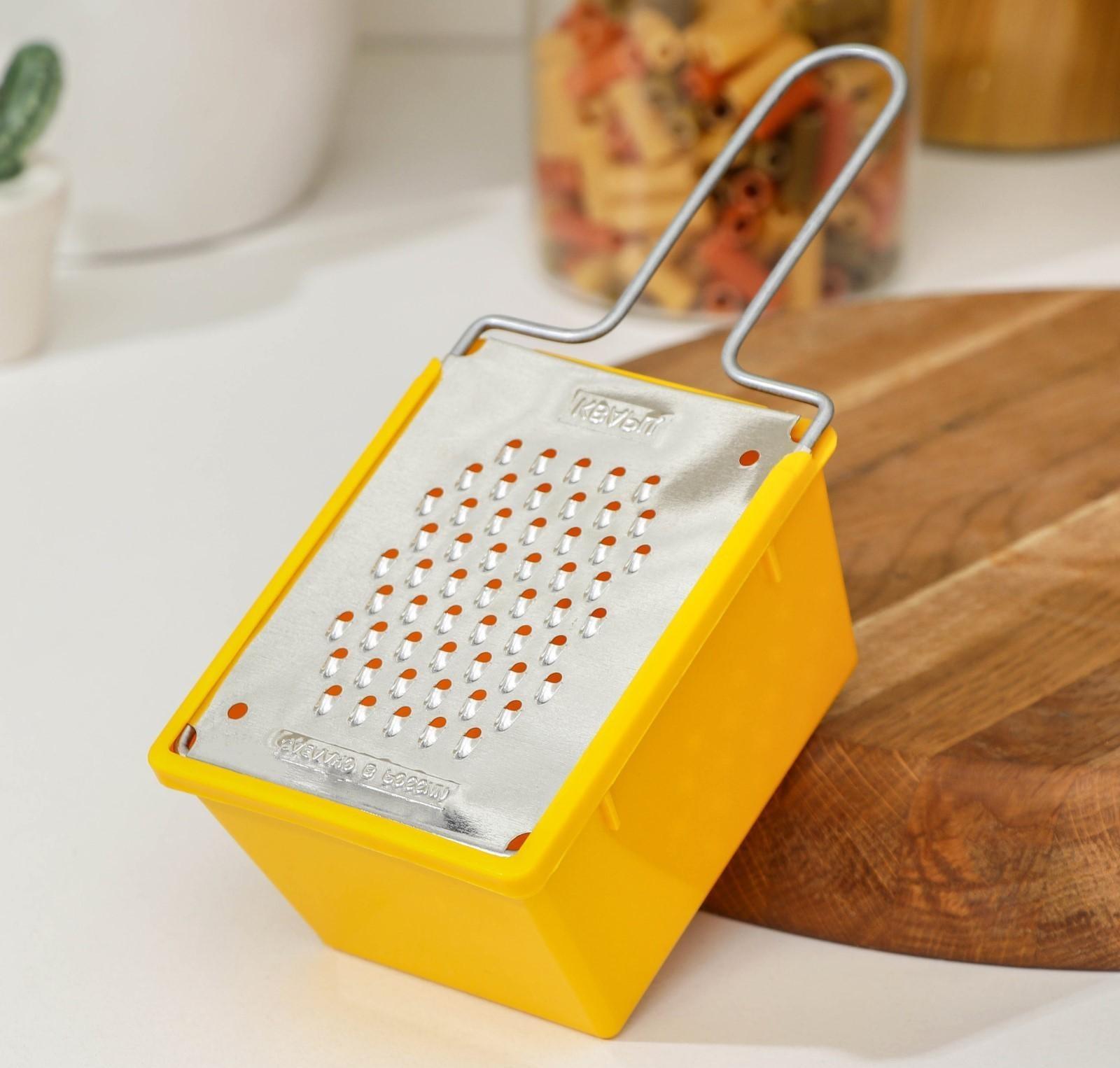 Тёрка плоская с контейнером «Морковная», цвет МИКС