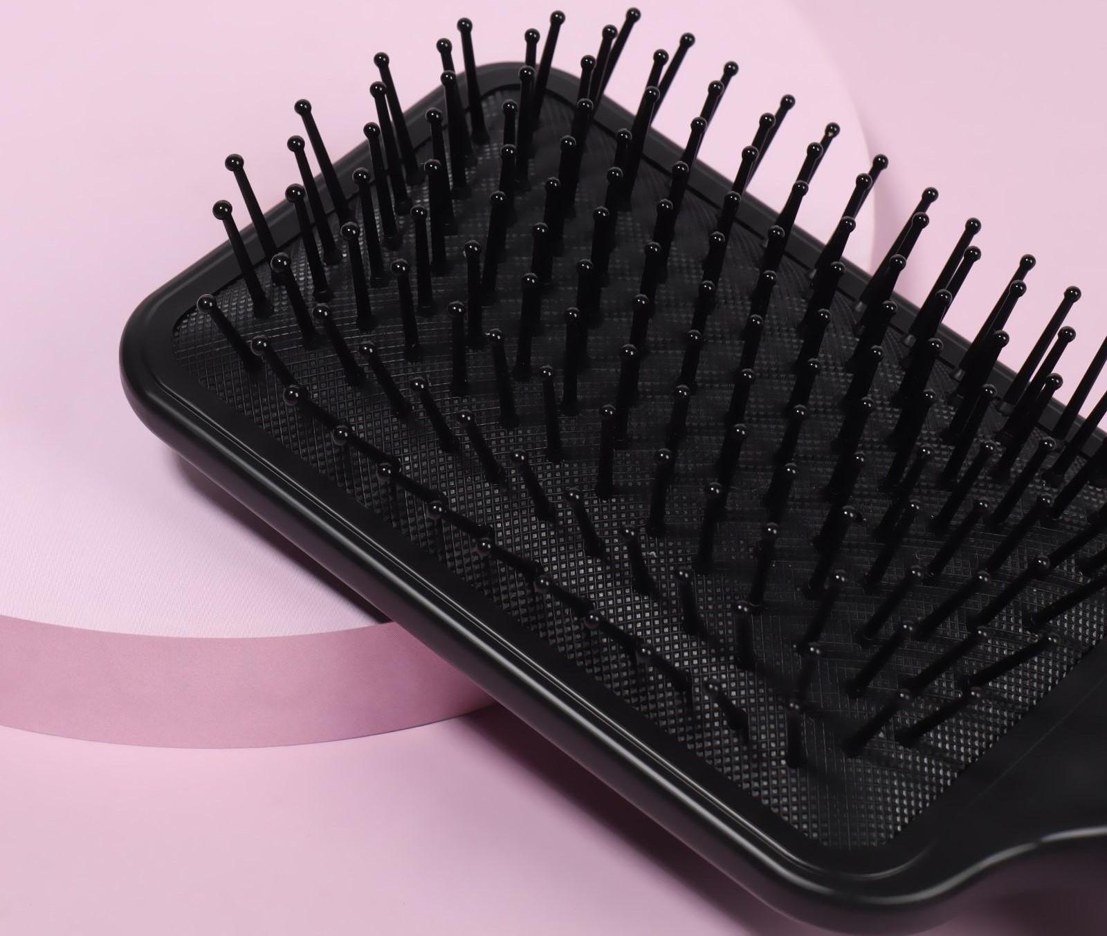 Расчёска массажная, 8 × 25 см, цвет чёрный/белый