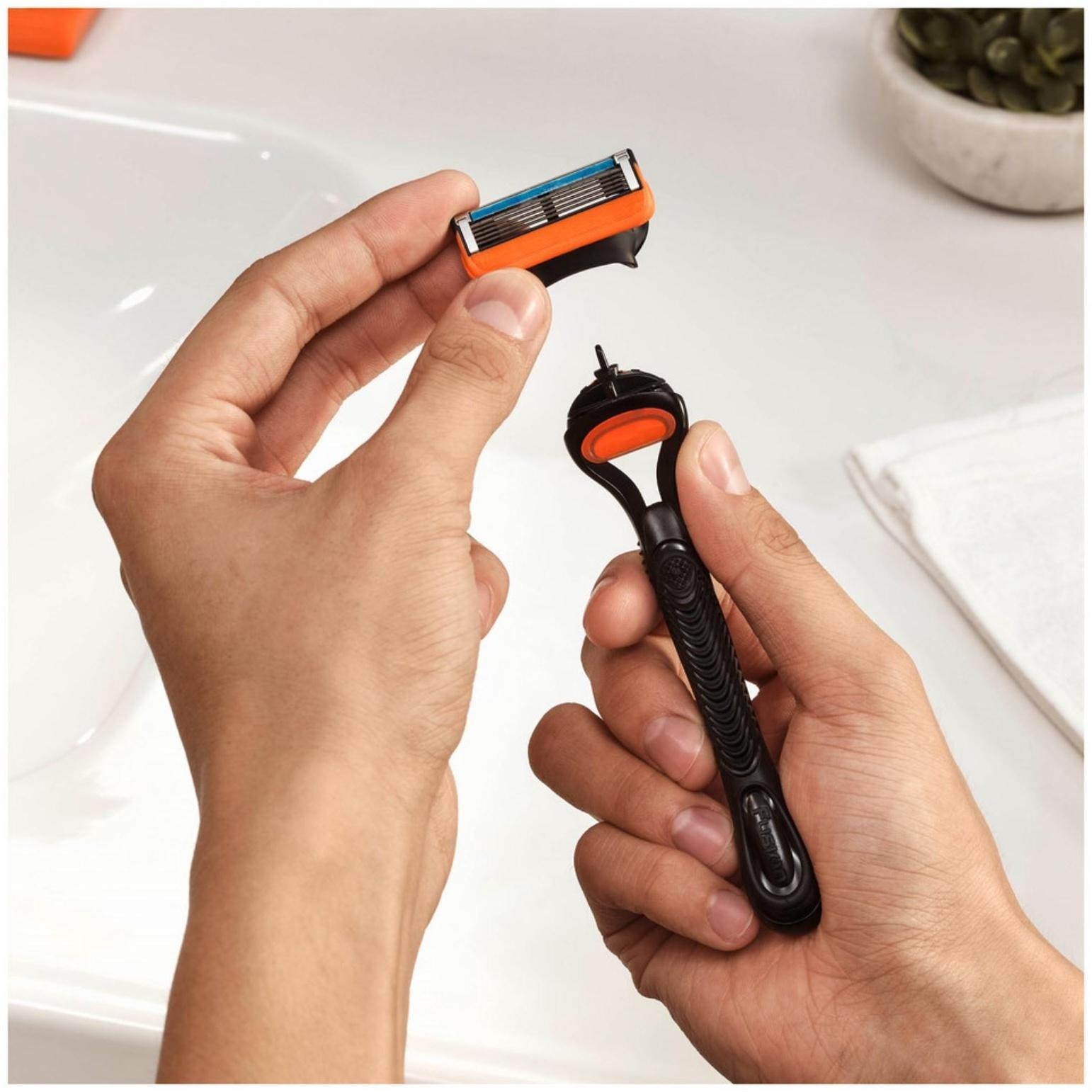 Бритвенный станок Gillette Fusion + 2 сменных кассеты, 5 лезвий