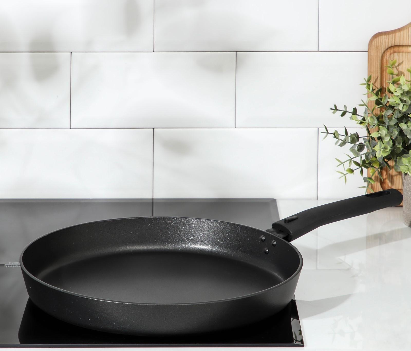 Сковорода «Дарья», d=30 см, съёмная ручка, антипригарное покрытие, цвет чёрный