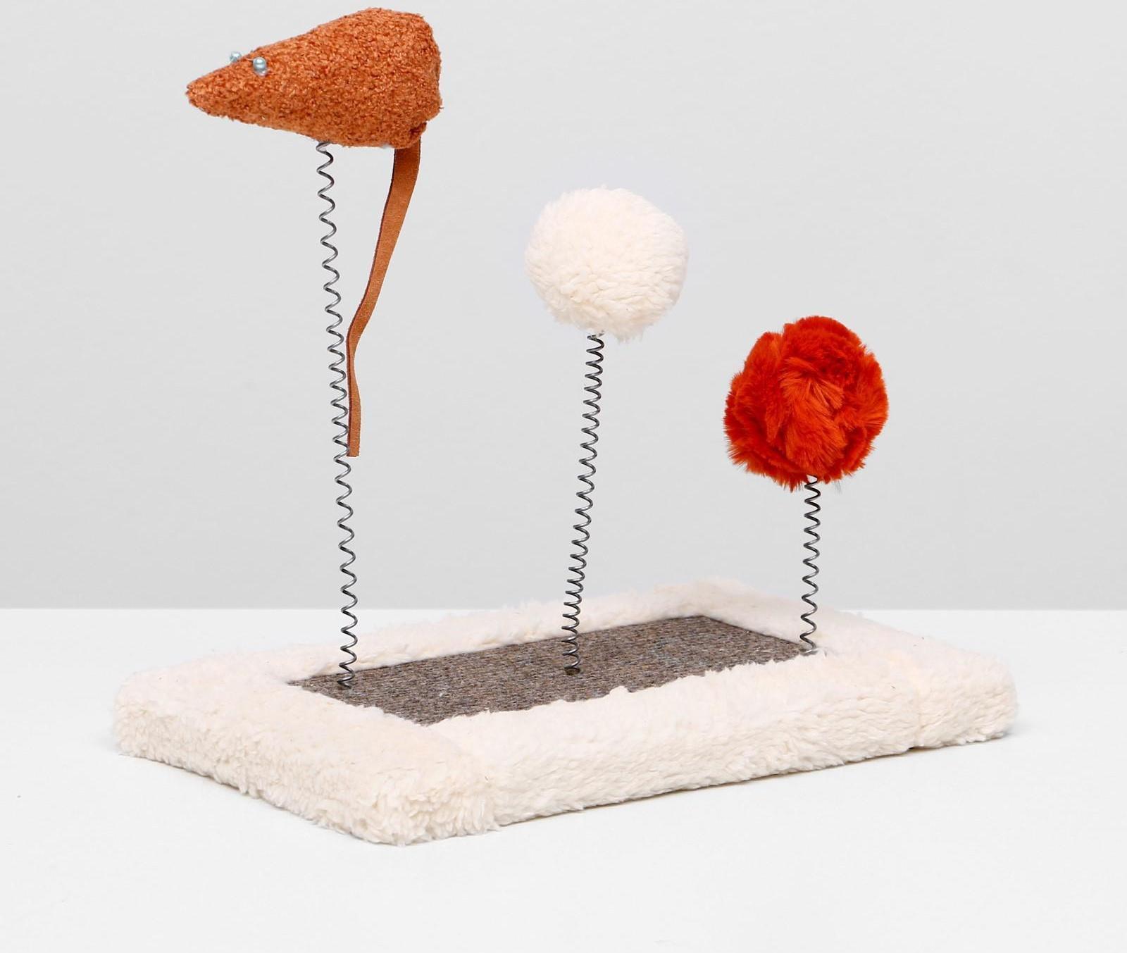 Игрушка для кошек с 3 дразнилками и когтеточкой, 27 х 15,5 х 25 см  микс цветов