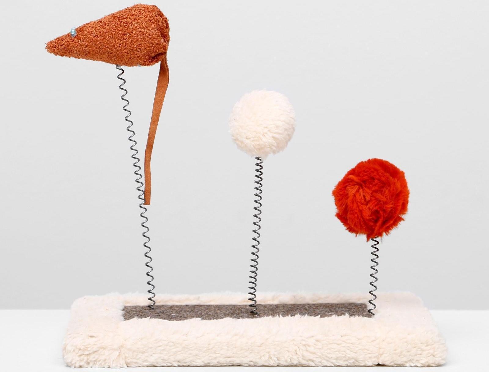 Игрушка для кошек с 3 дразнилками и когтеточкой, 27 х 15,5 х 25 см  микс цветов