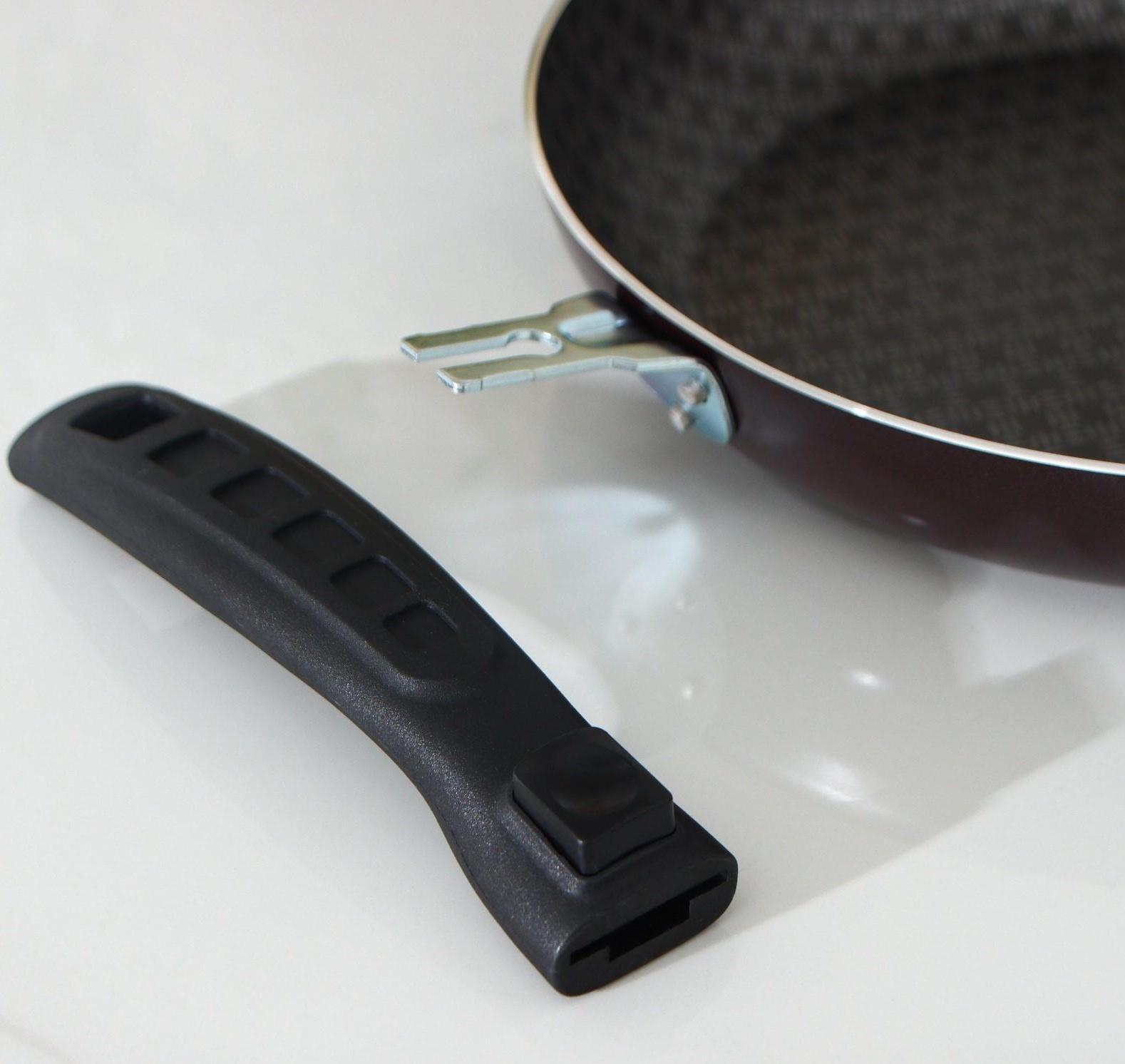 Сковорода «Хозяюшка», d=24 см, съёмная ручка, антипригарное покрытие, цвет бордовый