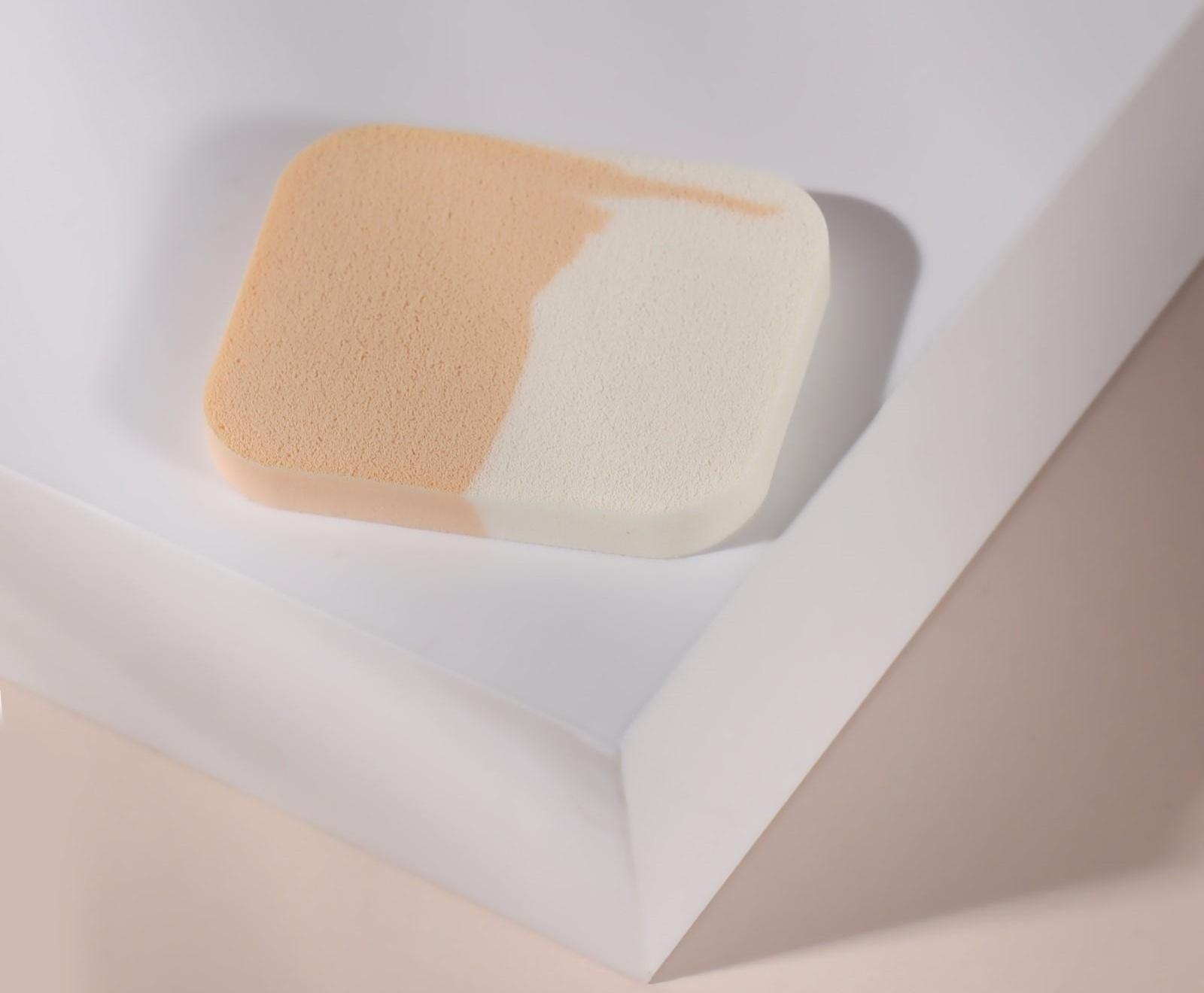 Спонж для нанесения косметики, 5,5 × 4,5 см, цвет белый/бежевый