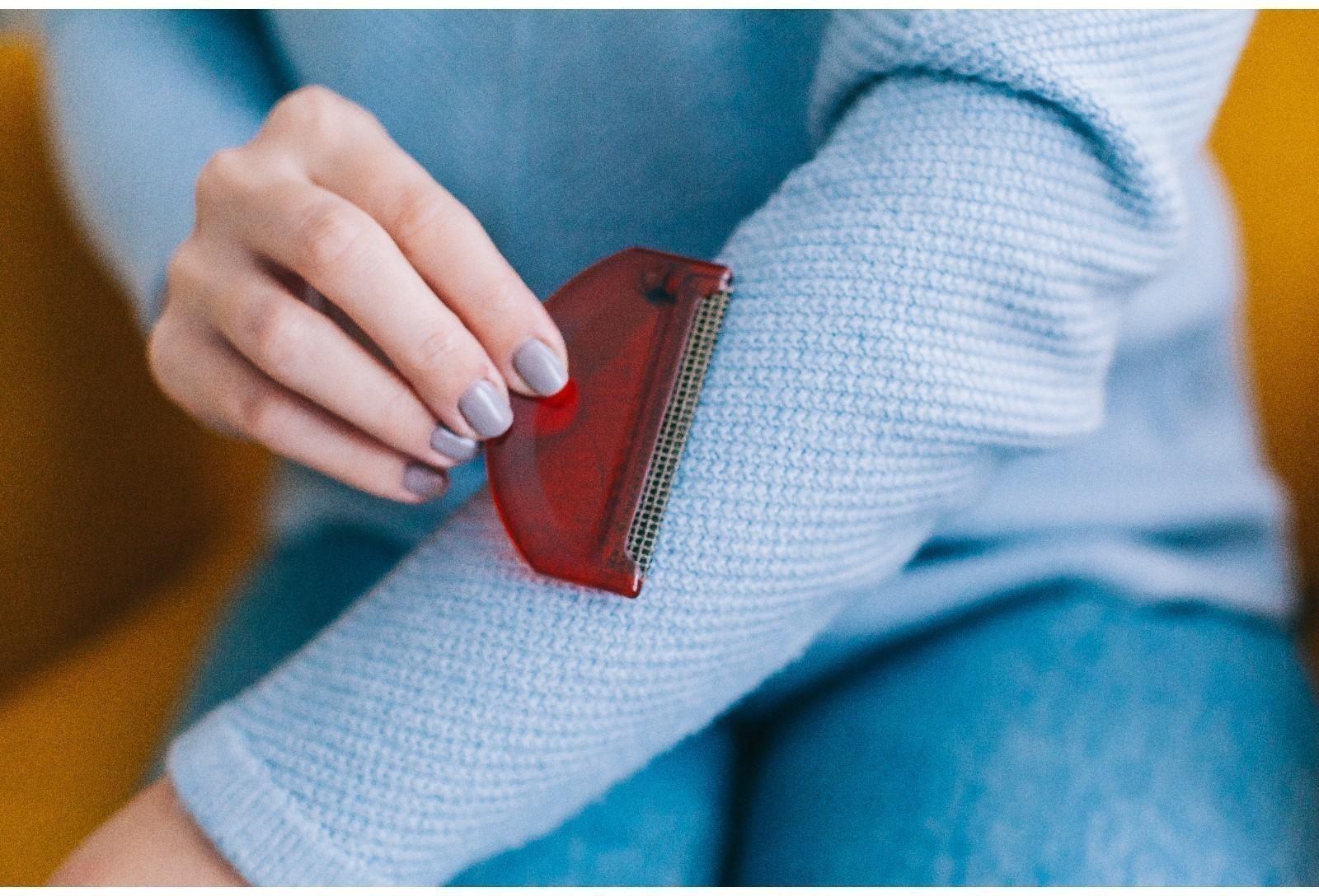 Щётка для удаления катышков, 7,5 × 4,5 × 0,5 см, цвет МИКС