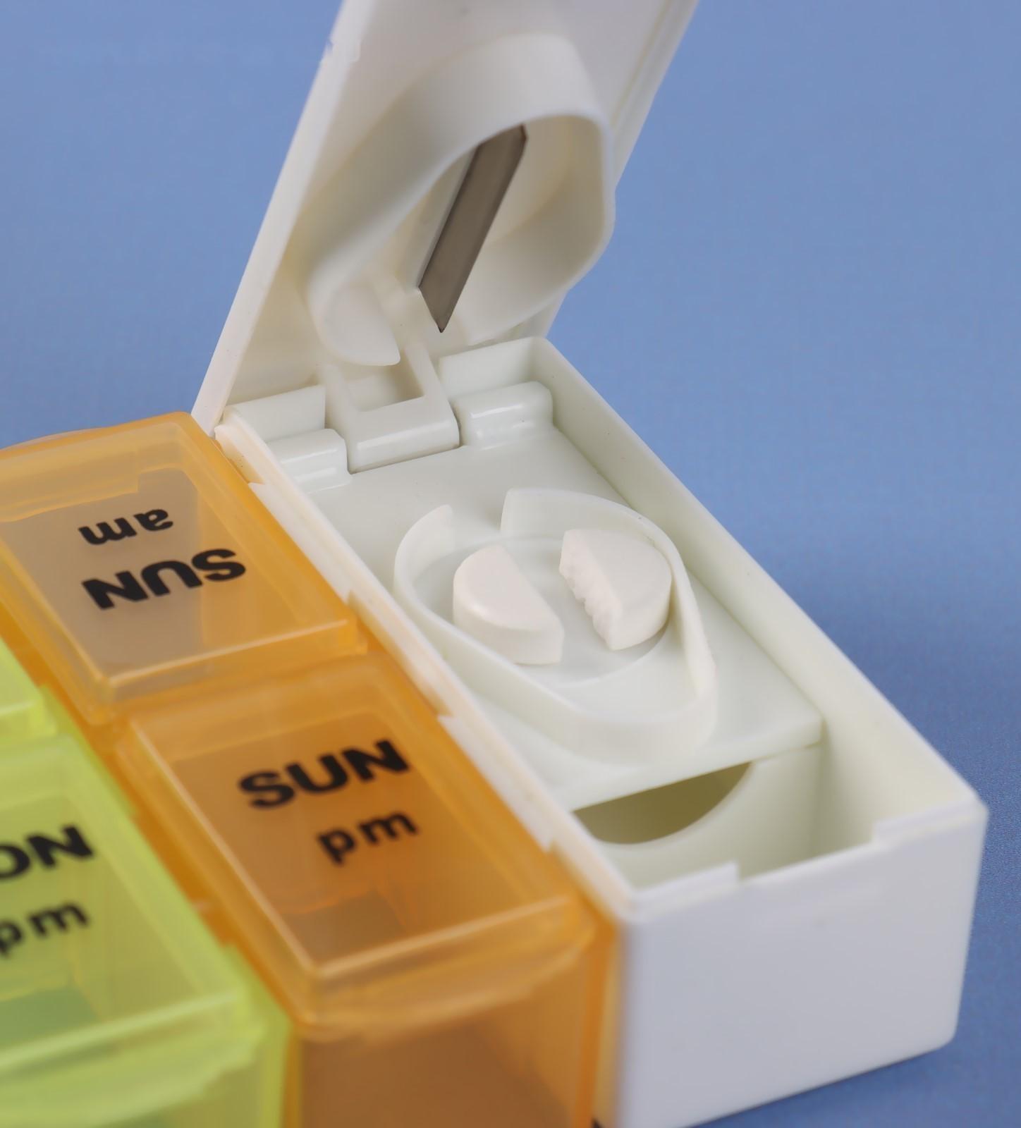 Таблетница-органайзер «Неделька», с таблеторезкой, утро/вечер, 7 контейнеров по 2 секции, разноцветная