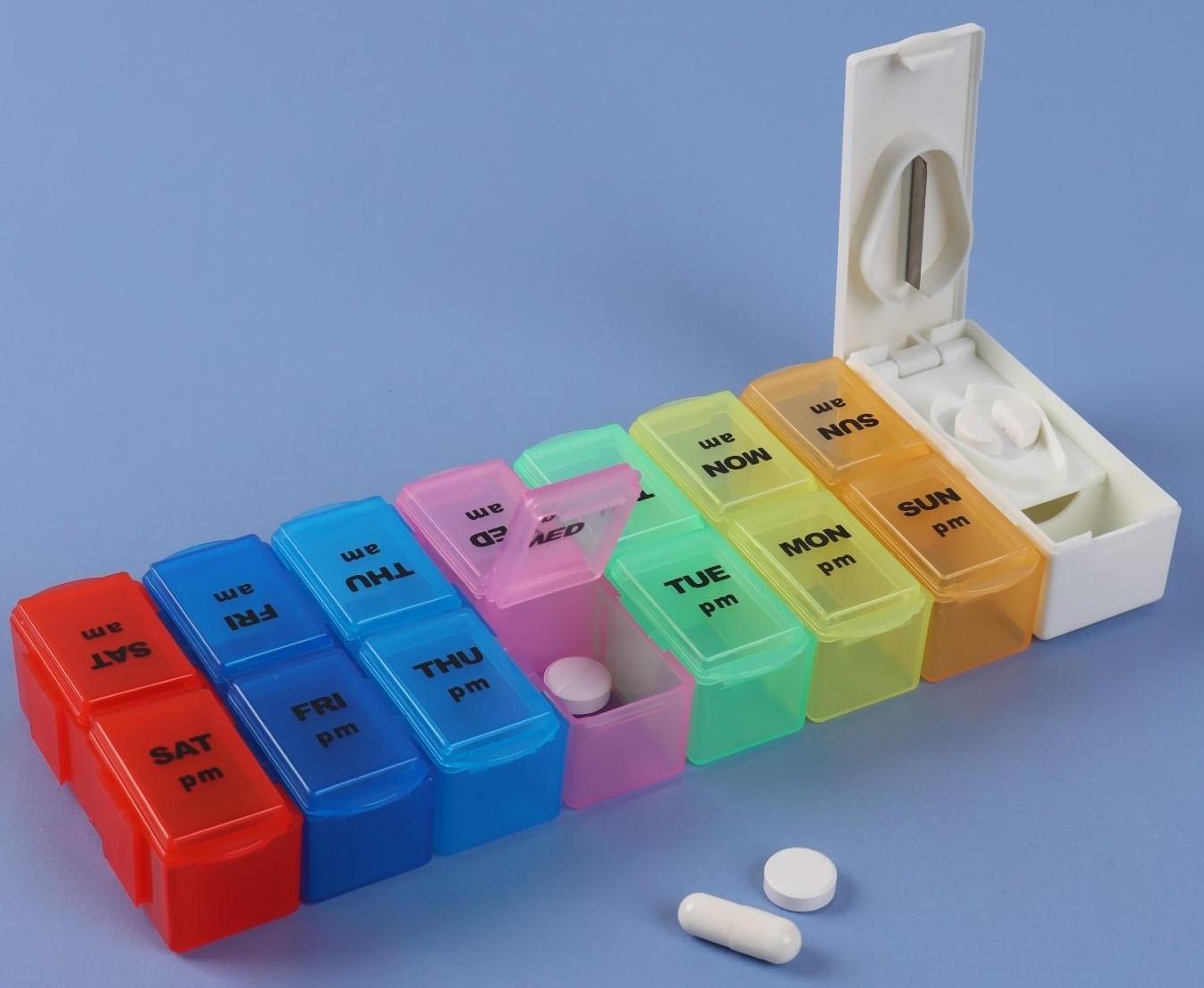 Таблетница-органайзер «Неделька», с таблеторезкой, утро/вечер, 7 контейнеров по 2 секции, разноцветная