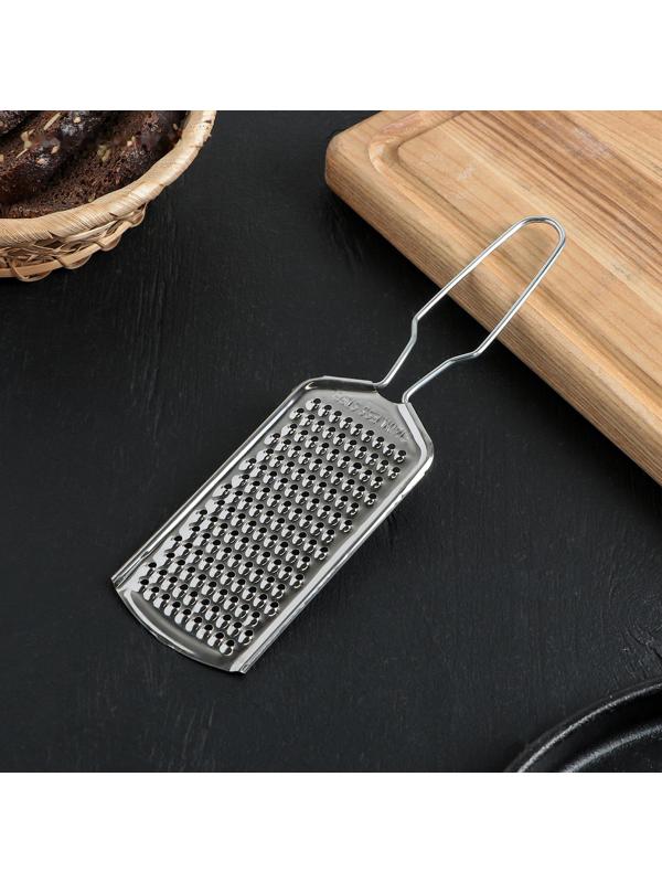 Тёрка с ручкой Доляна «Помощник», 21×5,5 см, мелкая, цвет хромированный