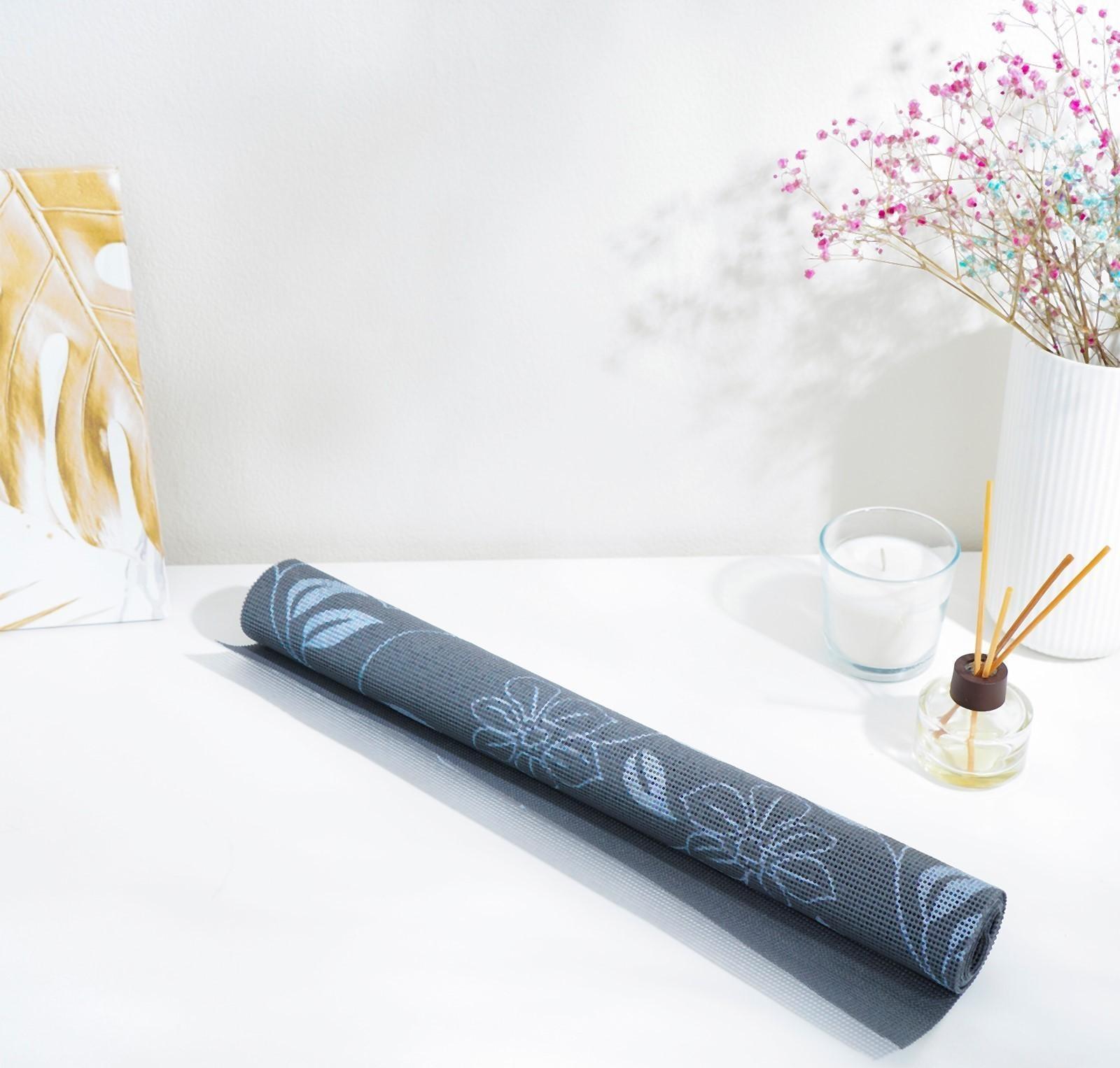 Коврик противоскользящий Доляна «Вьющиеся цветы», 45×100 см, цвет серый