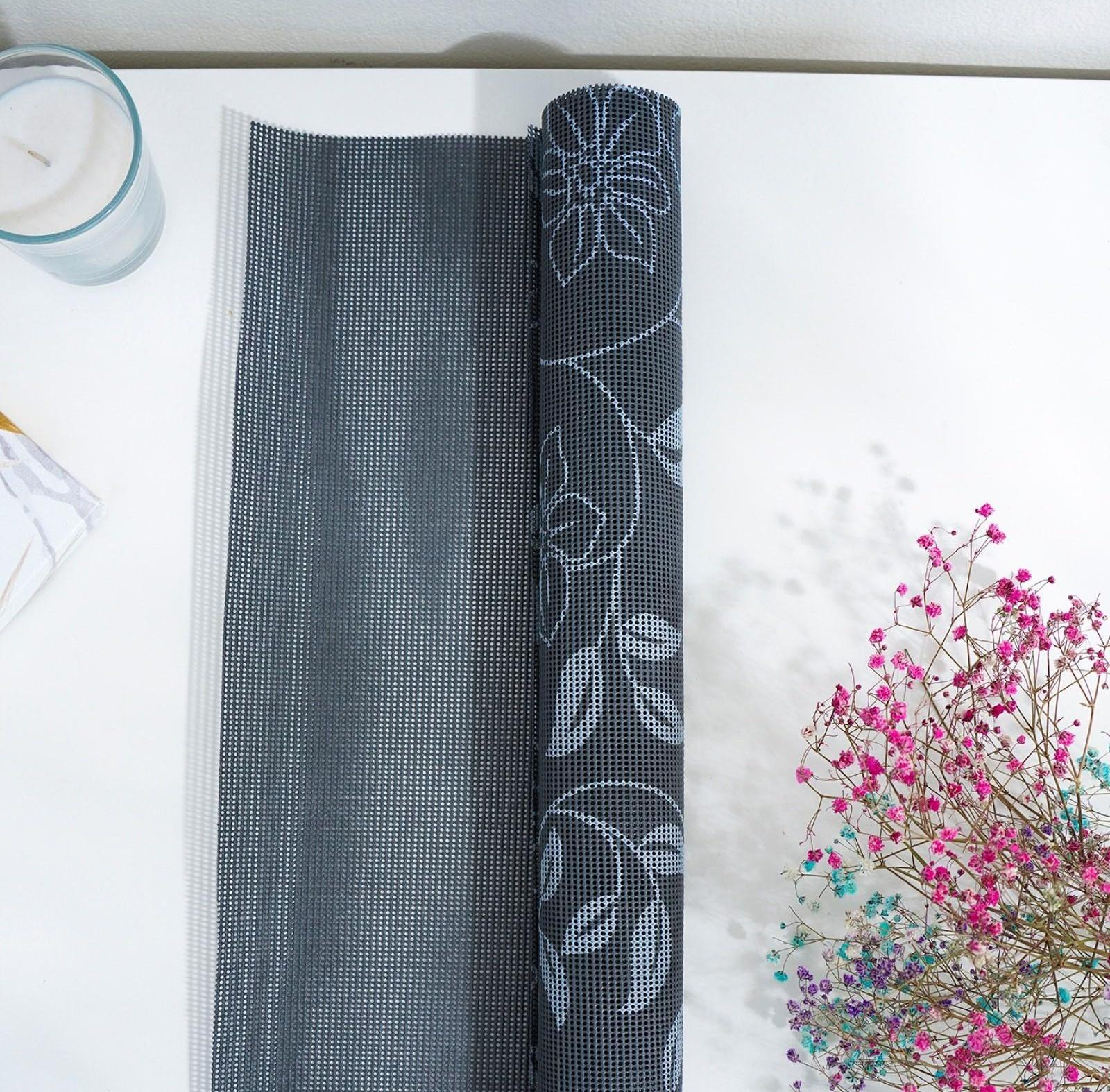 Коврик противоскользящий Доляна «Вьющиеся цветы», 45×100 см, цвет серый