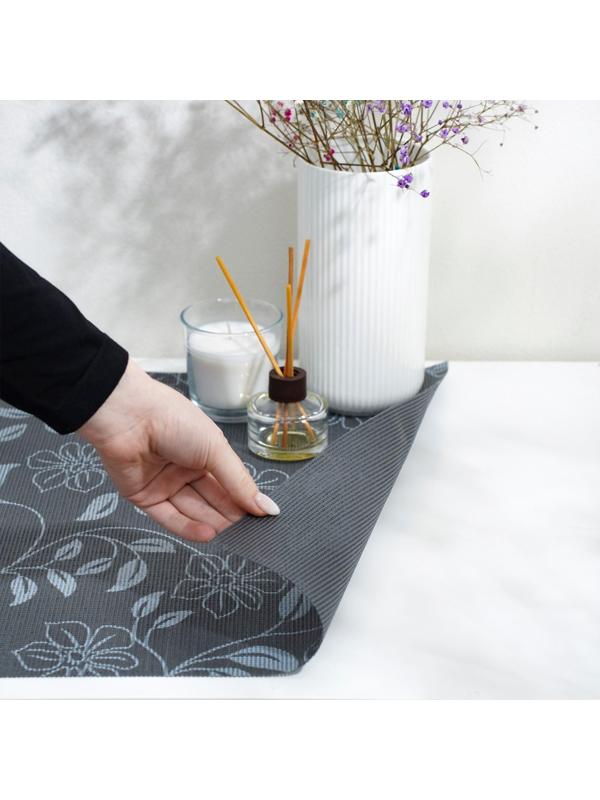Коврик противоскользящий Доляна «Вьющиеся цветы», 45×100 см, цвет серый