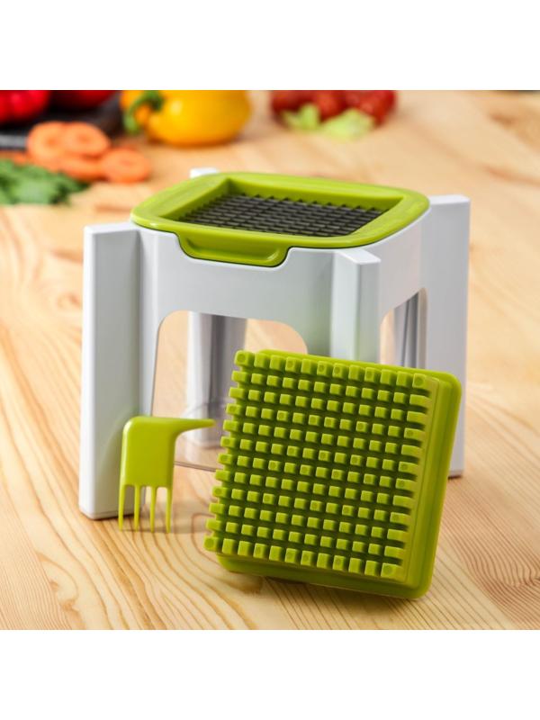 Овощерезка универсальная с контейнером Доляна, 3 сменные насадки и пушер, 14,5×14,5×21 см, цвет бело-зелёный