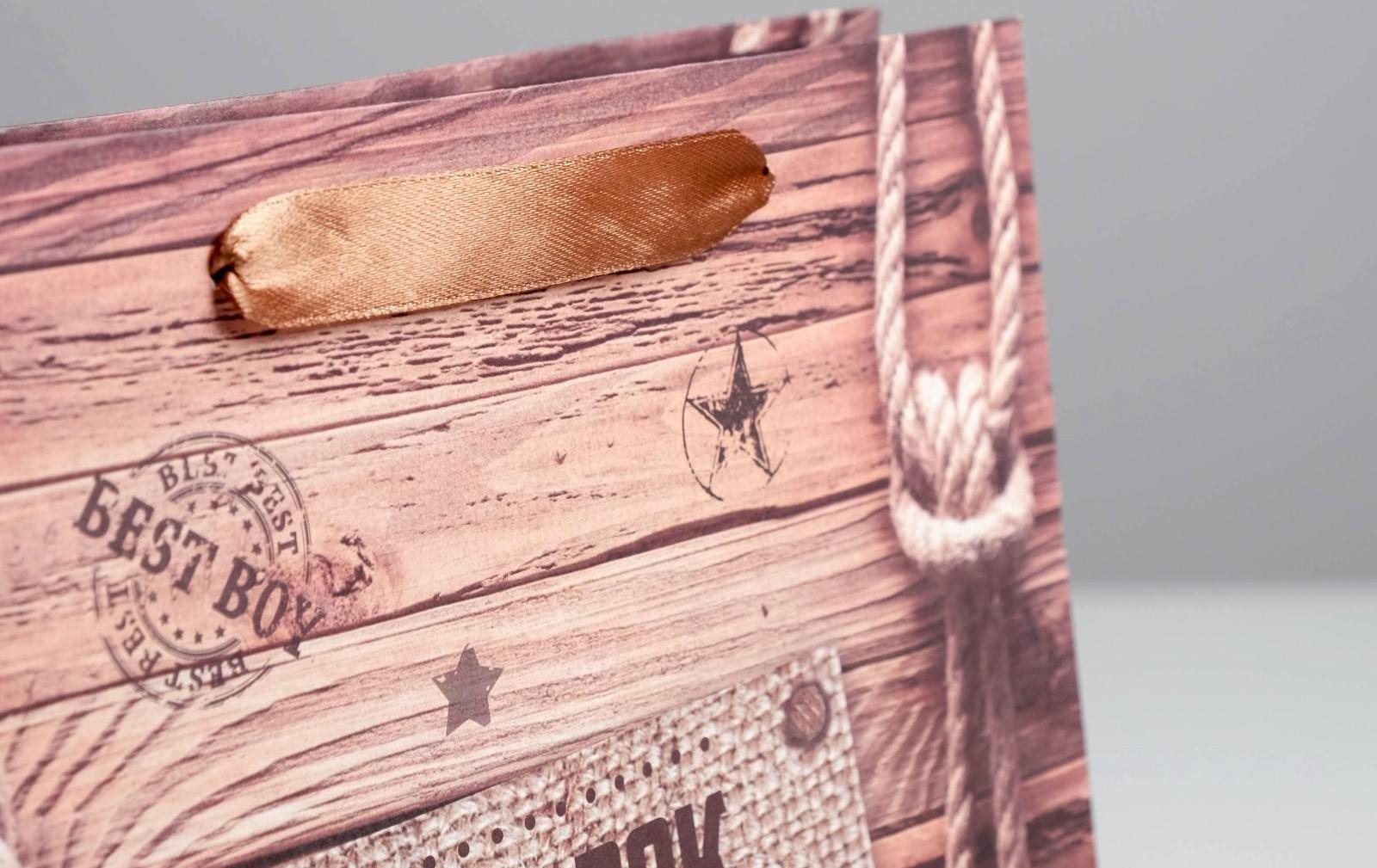 Пакет крафтовый вертикальный «Подарок настоящему мужчине», 23 × 27 × 8 см