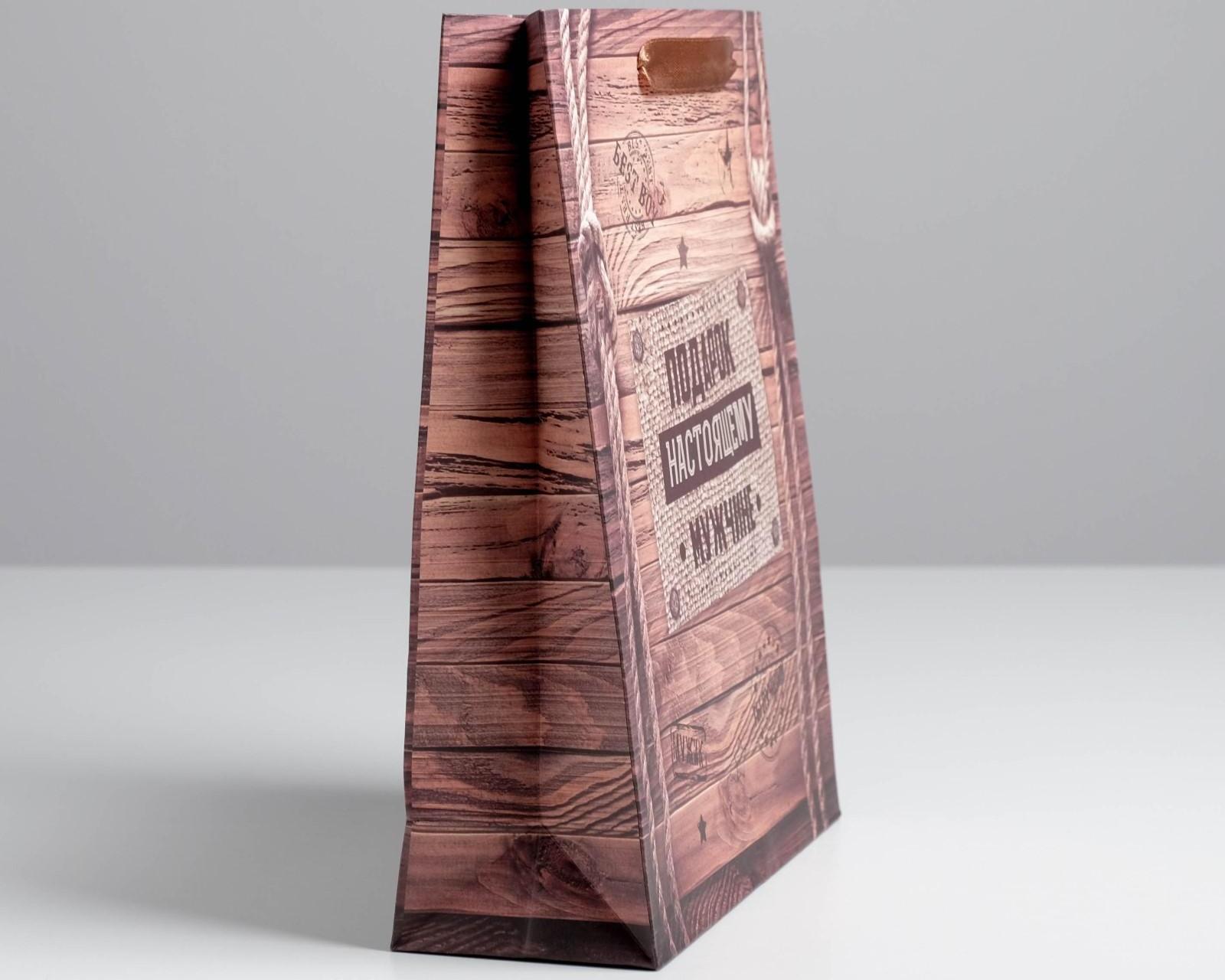 Пакет крафтовый вертикальный «Подарок настоящему мужчине», 23 × 27 × 8 см