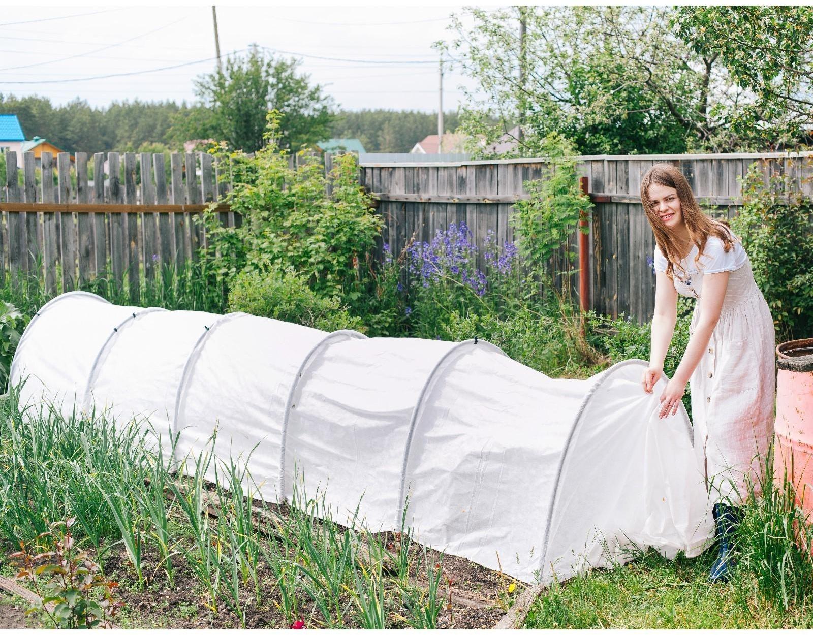 Парник прошитый, длина 4 м, 5 дуг из пластика, дуга L = 2 м, d = 20 мм, спанбонд 45 г/м², «Агроном»