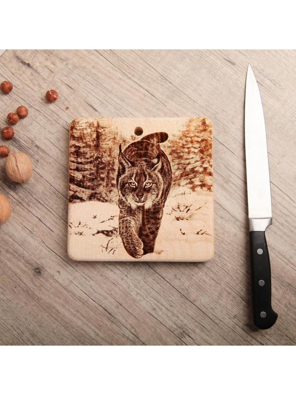 Доска из массива кедра «Рысь на снегу», квадратная, 18 × 18 см