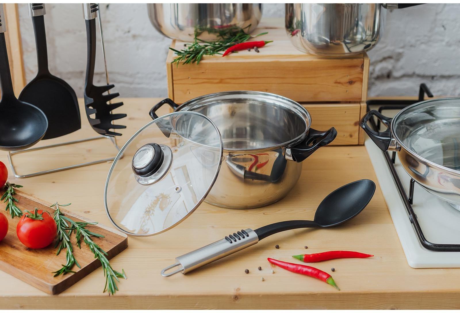 Набор посуды из нержавеющей стали «Чёрная ночь», 8 предметов: ковш 1,5 л, 2 кастрюли 2/3 л, сковорода d=24 см, крышки, стенки 0,3 мм, дно 5 мм