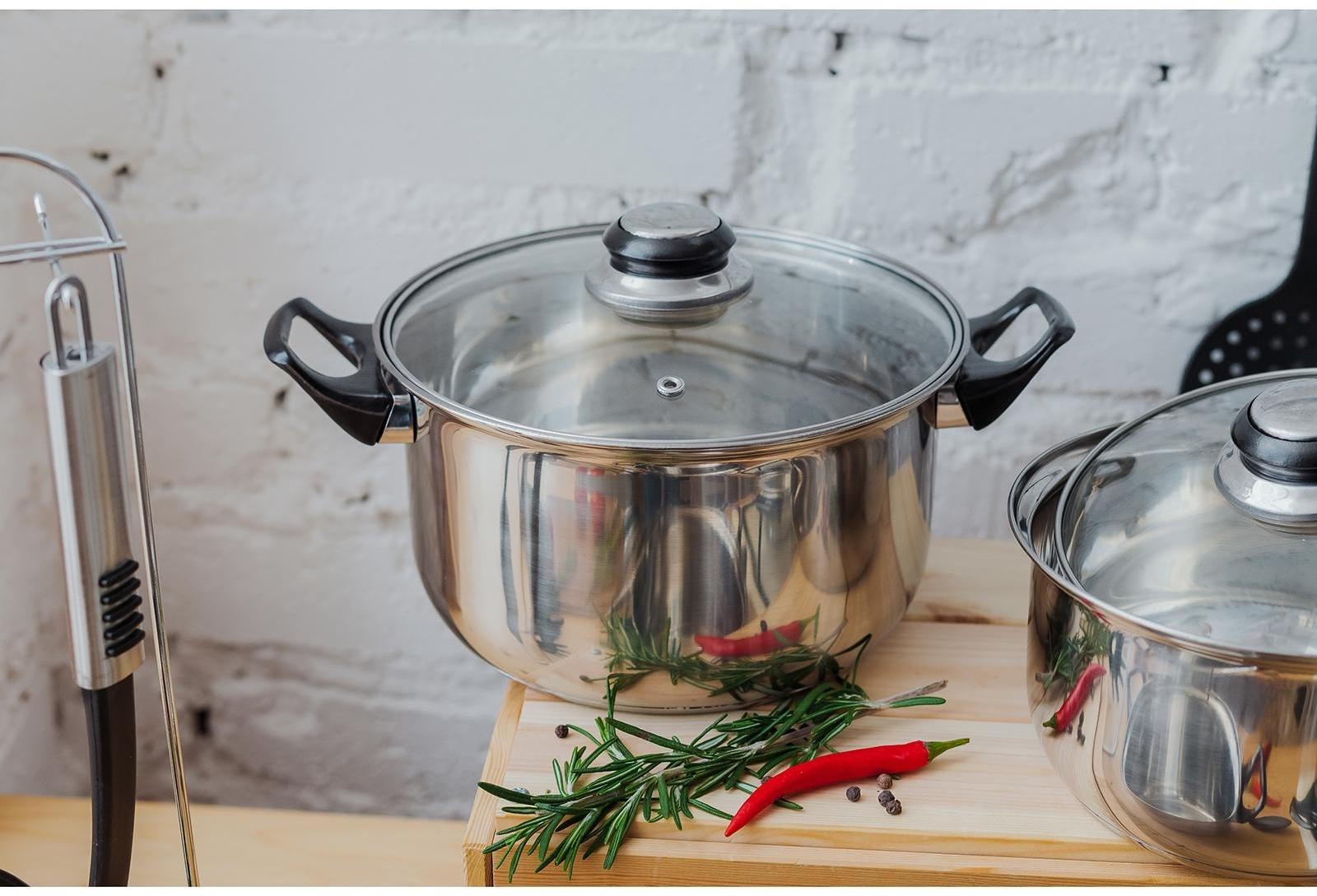 Набор посуды из нержавеющей стали «Чёрная ночь», 8 предметов: ковш 1,5 л, 2 кастрюли 2/3 л, сковорода d=24 см, крышки, стенки 0,3 мм, дно 5 мм